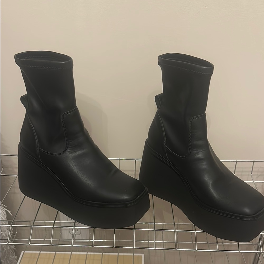 Steve Madden Black Platform Shoes with Sleek Design